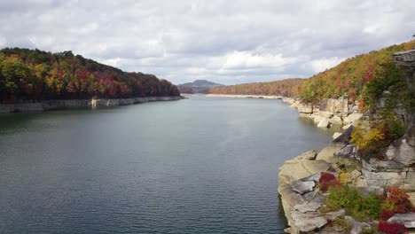 Zeitlupendrohne-Schoss-Einen-Fluss-In-West-Virginia-Mit-Atemberaubenden-Herbstlichen-Bäumen-Hinauf