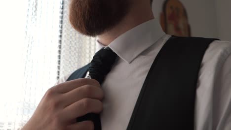 Nahaufnahme-Der-Männerhände,-Die-Eine-Krawatte-Arrangieren