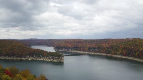 Slow-Aerial-Dolly,-Der-Die-Atemberaubende-Herbstliche-Landschaft-In-West-Virginia-Enthüllt
