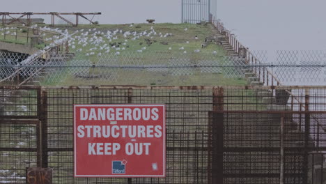 Dangerous-Structures,-Keep-Out-Sign-and-Fencing-on-River-Thames