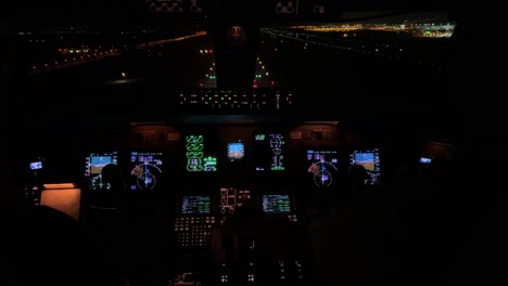 Vista-única-De-Cabina-De-Jet-Durante-Un-Aterrizaje-Real-En-El-Aeropuerto-De-Atenas-Por-La-Noche