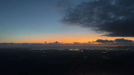 Luftaufnahme-Aus-Einem-Jet-Cockpit-Während-Der-Annäherung-An-Den-Flughafen-Von-Palmas,-Spanien,-In-Der-Abenddämmerung-Mit-Einem-Farbenfrohen-Himmel-Und-Einigen-Wolken