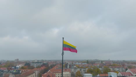 Vista-Aérea:-La-Bandera-Del-Estado-De-Lituania-Ondea-En-El-Mástil