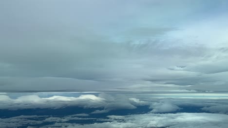 Luftaufnahme-Aus-Einem-Jet-Cockpit-Beim-Fliegen-Auf-12000m-Reiseflughöhe-Durch-Einen-Turbulenten-Winterhimmel,-Der-Mit-Stratus-Und-Cumulus-Bedeckt-Ist
