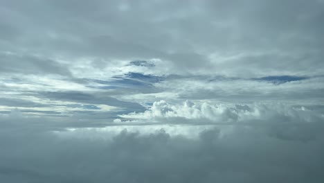 Pilotenperspektive-Aus-Einem-Jet-Cockpit,-Das-In-10000-M-Höhe-Mit-Einer-Linkskurve-Durch-Einen-Turbulenten-Himmel-Fliegt