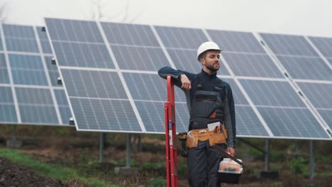 Nahaufnahmeporträt-Eines-Männlichen-Solarkraftwerkarbeiters,-Der-Die-Kamera-Anschaut-Und-Lächelt
