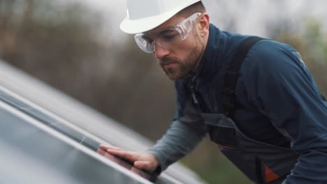 Retrato-De-Un-Trabajador-De-Una-Planta-De-Energía-Solar-Inspeccionando-Un-Panel-Con-Gafas-Especializadas