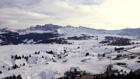 Vista-Aérea-Del-Panorama-De-Invierno-De-La-Pendiente-De-La-Estación-De-Esquí-De-Alpe-Di-Siusi-En-Dolomiti