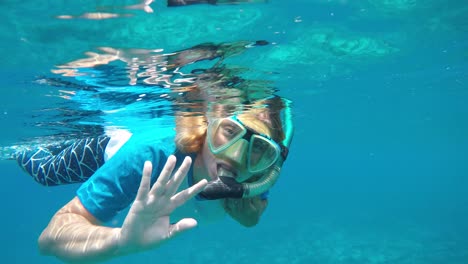 Mujer-Caucásica-Snorkel-Caribe-Azul-Agua-Arrecife-De-Coral,-Los-Roques-Cámara-Lenta