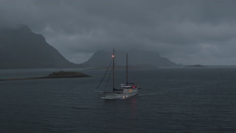 Segelboot-In-Den-Arktischen-Lofoten-Segeln-Während-Eines-Sturms