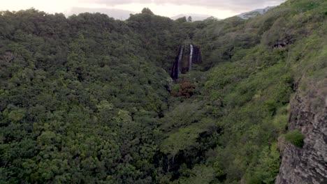 Wunderschöne-Luftaufnahmen-Der-Berühmten-Wailua-Wasserfälle