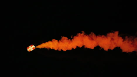 Notfall-Marine-Rauchbombe,-Die-Orangefarbene-Dämpfe-Ausstößt,-Schwarzer-Hintergrund