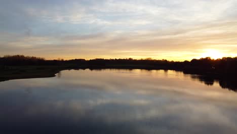 Entspannende-Landschaft-Mit-Seewasser-Und-Goldenem-Sonnenuntergang-In-Belgien,-Luftdrohnenansicht