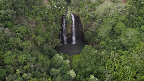 Wunderschöne-Luftaufnahmen-Der-Berühmten-Wailua-Wasserfälle