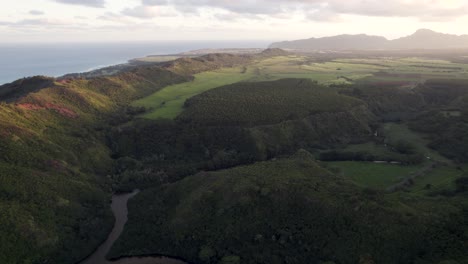 Dramatische-Luftaufnahmen-Des-Berühmten-Flusses-Wailua-Mit-Der-Küste-Des-Pazifischen-Ozeans-Im-Hintergrund