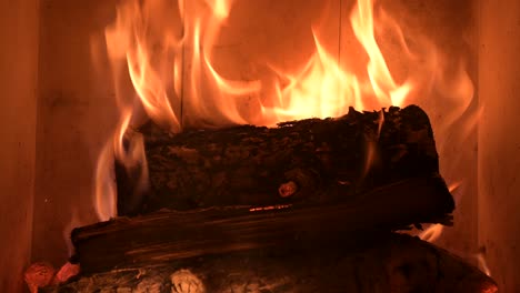 Entspannender-Kamin-Zu-Hause,-Feuerflamme,-Die-Holz-Im-Kalten-Winter-Verbrennt