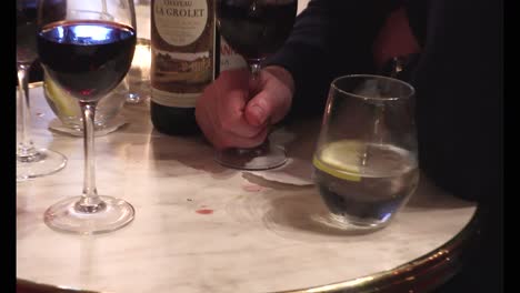 Zwei-Männer-Genießen-Eine-Flasche-Wein-In-Einer-Dubliner-Weinbar-In-Der-Parliament-Street