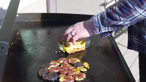 Plattieren-Des-Gegrillten-Texas-Toast--Und-Ei-Sandwiches-Nach-Dem-Grillen-Auf-Der-Flachen-Grillplatte-Mit-Kartoffelbrei