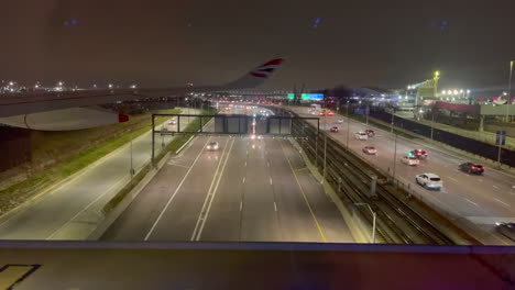 Nachtflugzeugtaxi-über-Eine-Autobahnbrücke-30fps-4k