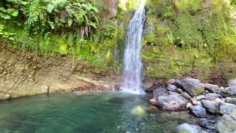 Hermosa-Cascada-En-La-Naturaleza-Verde-Durante-La-Excursión-De-Senderismo-En-Las-Azores