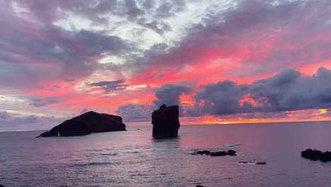 Sonnenuntergang-In-Sete-Cidades-Mit-Dramatischen-Wolken-Und-Rotem-Himmel-Auf-Den-Azoren