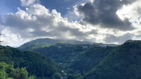 Espectacular-Vista-A-La-Montaña-En-Las-Azores-Con-Nubes-Y-Vegetación-Verde