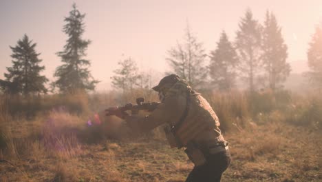 Soldat-Schießt-Ein-Gewehr-Und-Eine-Pistole-In-Zeitlupe-Im-Wald