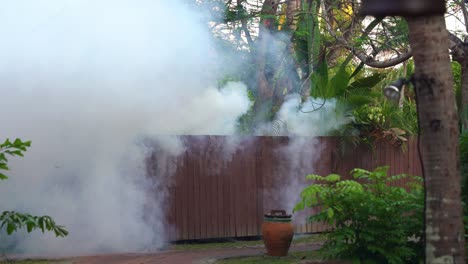 Dicke-Weiße-Rauchwolken,-Begasungsaktivitäten-In-Der-Nachbarschaft,-Um-Mücken-Und-Andere-Insekten-Zu-Töten,-Um-Die-Ausbreitung-Von-Dengue-fieber-Zu-Verhindern,-Gesundheitsproblemkonzeptaufnahme