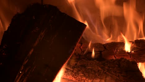 Feuer-Brennt-Wald-Im-Rustikalen-Kamin,-Der-Landhaus-Wärmt