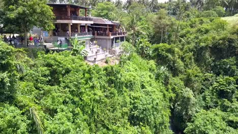Casa-De-Observación-En-Medio-De-La-Selva-Tropical