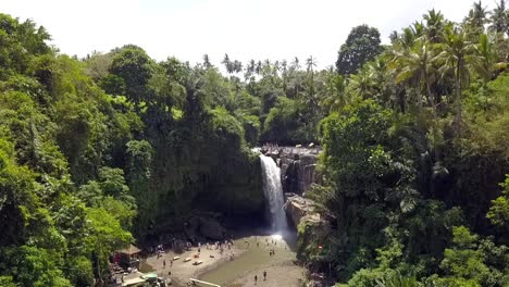 Bali-Dschungelwasserfall-Tegenungan