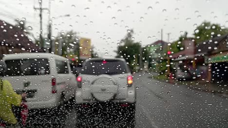 Situación-Del-Tráfico-En-La-Carretera-Cuando-Llueve