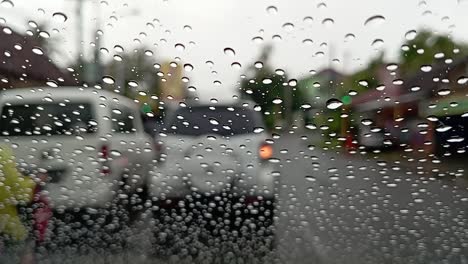 Straßenverkehrssituation-Bei-Regen