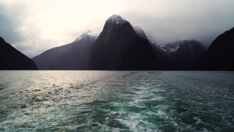 Scenic-view-on-cliffs-in-Milford-Sound-fjord,-New-Zealand-from-cruise-boat