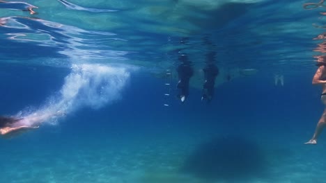Wunderschöne-Unterwasseraufnahmen-Von-Roten-Haaren,-Kleines-Mädchen,-Das-Mit-Tauchermaske-Vom-Motorboot-In-Kristallklares,-Tiefblaues-Meerwasser-Taucht