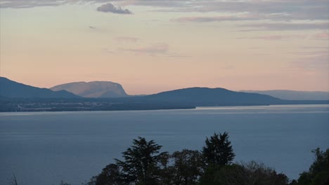 Blick-Auf-Den-Sonnenuntergang-Auf-Den-Genfer-See,-Die-Französischen-Berge-Und-Eine-Warme-Atmosphäre