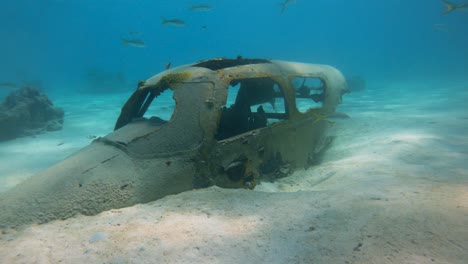 Die-Front-Eines-Flugzeugwracks-Unter-Wasser-In-Der-Nähe-Der-Insel-Nassau,-Die-Zu-Den-Bahamas-Gehört