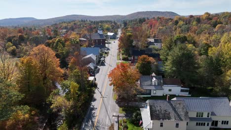 Chester-Vermont-Antenne-Im-Herbst-Mit-Herbstlaub