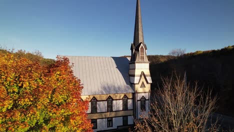 New-England,-East-Orange-Vermont-Push-In-Die-Kirche-Mit-Herbstlaub-Und-Herbstfarbe