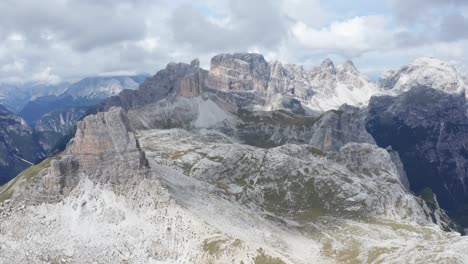 Mountain-landscape-in-Italian-Dolomites,-wide-establishing-view-with-Torre-Di-Toblin-in-Tre-Cime-area