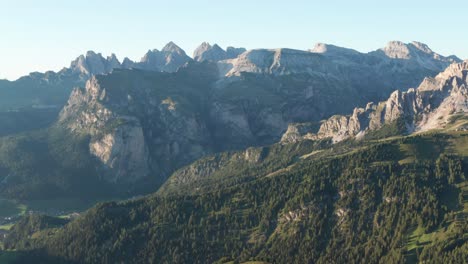 Luftaufnahme-Mit-Grün-Bedeckten-Bergen-Am-Sellapass-In-Den-Dolomiten-An-Sonnigen-Tagen-Mit-Blauem-Himmel