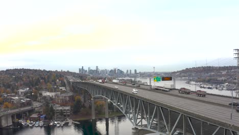 Aufsteigende-Luftaufnahme-Von-Autos,-Die-über-Die-Schiffskanalbrücke-In-Seattle-Fahren