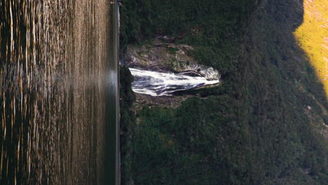 Slomo-Einer-Von-Zwei-Permanenten-Wasserfällen-Lady-Bowens-Stürzt-Eine-Steile-Felswand-Hinab