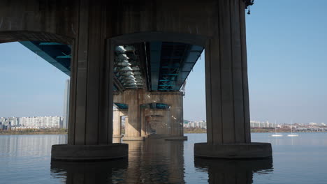 Dongjak-Brücke-Riesige-Betonsäulen,-Die-An-Sonnigen-Tagen-Aus-Dem-Han-Fluss-Ragen