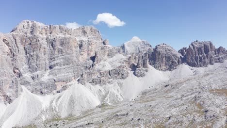 Luftpanoramaaufnahme-Des-Naturparks-Fanes-Mit-Gigantischen-Bergen-Gegen-Blauen-Himmel-Und-Sonne---Dolomiten,-Italien