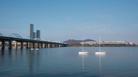 Segelboote-Zur-Miete,-Die-An-Einem-Sonnigen-Herbsttag-In-Seoul,-Südkorea,-Am-Fluss-Han-In-Der-Nähe-Der-Dongjak-brücke-Festgemacht-Sind
