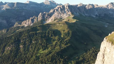 Luftaufnahme-Des-Grünen-Plateaus-Im-Grödner-Pass-Mit-Der-Bergkette-Des-Puez-Geislers-Während-Der-Goldenen-Stunde