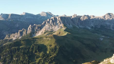 Luftpanoramablick-Auf-Den-Val-Gardena-Pass-Bei-Sonnenuntergang,-Dolomiten-Italien