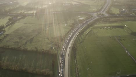 Aerial-Lens-Flare-Blick-Auf-Den-Stau-Am-Kreisverkehr-Der-Irischen-Autobahn