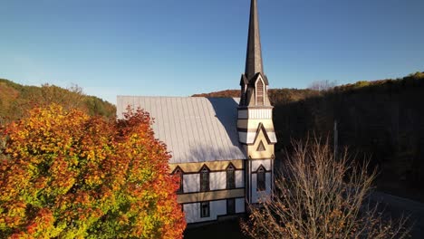 New-England-in-Fall,-East-Orange-Vermont-Church